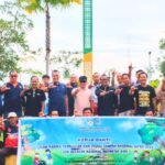 PEDULI SAMPAH: Wabup Sabri berfoto bersama beberapa kepala OPD dan ASN usai melakukan bersih bersih. ‎