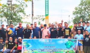 PEDULI SAMPAH: Wabup Sabri berfoto bersama beberapa kepala OPD dan ASN usai melakukan bersih bersih. ‎