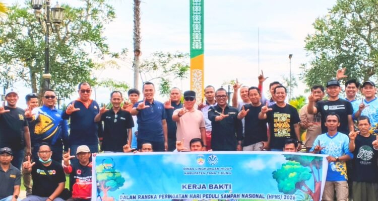 PEDULI SAMPAH: Wabup Sabri berfoto bersama beberapa kepala OPD dan ASN usai melakukan bersih bersih. ‎