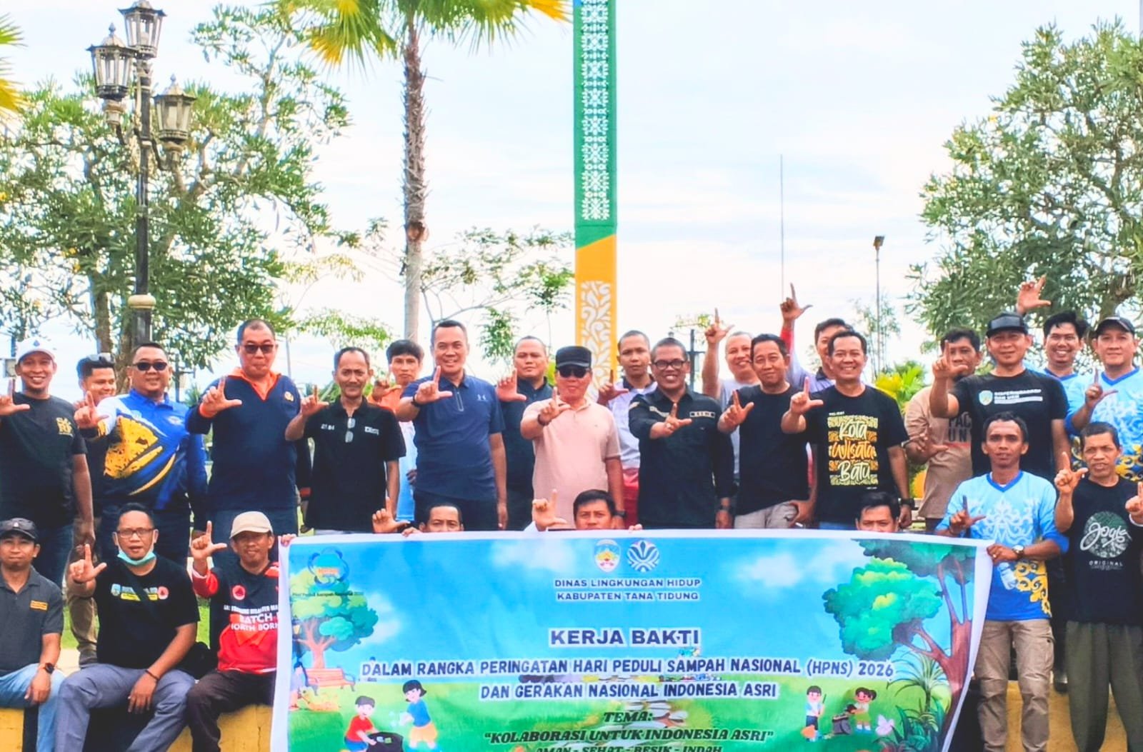 PEDULI SAMPAH: Wabup Sabri berfoto bersama beberapa kepala OPD dan ASN usai melakukan bersih bersih. ‎