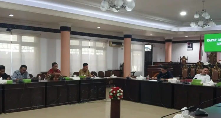 bahas-koperasi-suasana-rdp-di-gedung-dprd-tarakan-senin-204-sore-agus-dian-zakariaradar-tarakan-Jxsr5