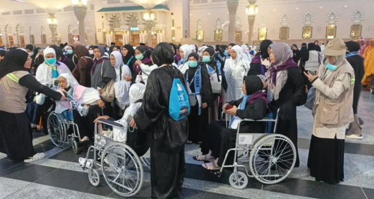 raudah-jemaah-asal-tarakan-mengantre-menuju-raudah-di-masjid-nabawi-istimewa-z8a8q