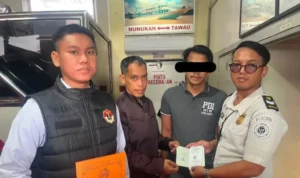 DIPULANGKAN Personel Inteldakim Nunukan melakukan pengawasan deportasi terhadap seorang WN Malaysia yang terbukti melakukan pelanggaran keimigrasian