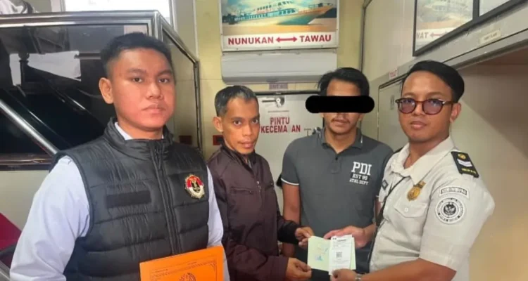 DIPULANGKAN Personel Inteldakim Nunukan melakukan pengawasan deportasi terhadap seorang WN Malaysia yang terbukti melakukan pelanggaran keimigrasian