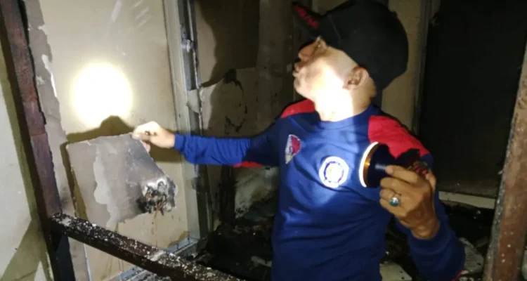 PEMADAMAN Petugas Damkar Nunukan melakukan pendinginan di dapur Kafe Ocay di Jalan Manunggal Desa Sei Pancang yang terbakar pada Jumat