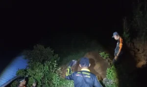 PENANGANAN Personel BPBD Nunukan melakukan asesmen di lokasi kejadian tanah longsor tepatnya di Jalan Binusan RT 14 KM 2 Kecamatan Nunukan