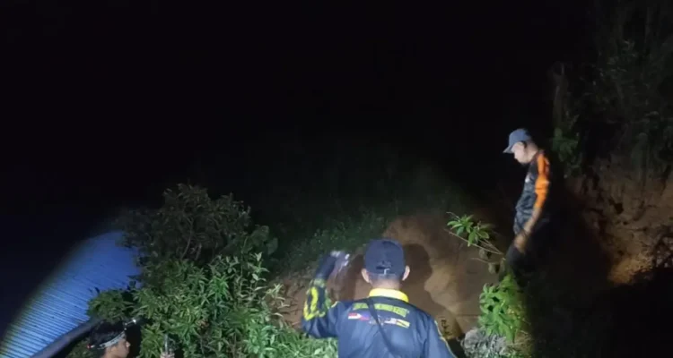 PENANGANAN Personel BPBD Nunukan melakukan asesmen di lokasi kejadian tanah longsor tepatnya di Jalan Binusan RT 14 KM 2 Kecamatan Nunukan