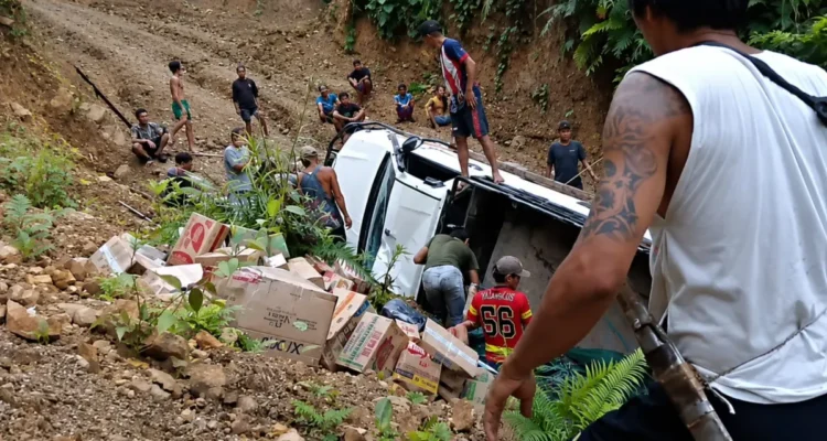 akses-buruk-sebuah-kendaraan-pengangkut-sembako-dari-kabupaten-malinau-menuju-krayan-terbalik-di-kawasan-gunung-sebilit-uTmUr