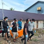 dievakuasi-petugas-mengevakuasi-mayat-di-jalan-sengkawit-foto-dok-polresta-bulungan-lImSb
