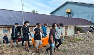 dievakuasi-petugas-mengevakuasi-mayat-di-jalan-sengkawit-foto-dok-polresta-bulungan-lImSb