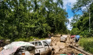 infrastruktur-salah-satu-titik-kerusakan-pada-ruas-jalan-lingkar-krayan-di-perbatasan-kabupaten-nunukan-foto-warga-krayan-fT0dL