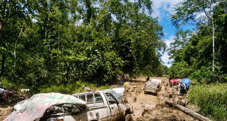 infrastruktur-salah-satu-titik-kerusakan-pada-ruas-jalan-lingkar-krayan-di-perbatasan-kabupaten-nunukan-foto-warga-krayan-fT0dL