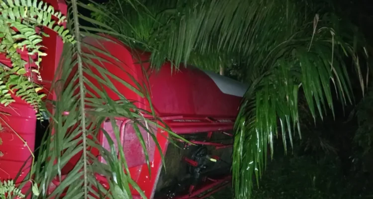 laka-tunggal-sebuah-truk-tangki-pengangkut-bbm-pertamina-mengalami-kecelakaan-tunggal-di-km-28-jalan-poros-bulungan-berau-senin-207-malam-foto-dok-warga-miAKS