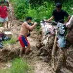 miris-kendaraan-roda-dua-tertahan-karena-ruas-jalan-rusak-sehingga-untuk-melintas-ruas-jalan-wa-yagung-long-umung-motor-harus-diangkat-OJcbP