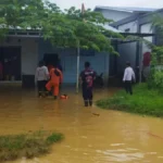 pembersihan-personel-bpbd-nunukan-membantu-evakuasi-barang-dan-pembersihan-sisa-sisa-material-yang-terbawa-akibat-banjir-yang-tinggi-di-sejumlah-rumah-warga-TUCCF