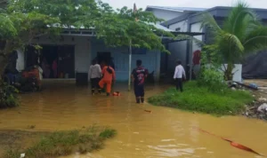 pembersihan-personel-bpbd-nunukan-membantu-evakuasi-barang-dan-pembersihan-sisa-sisa-material-yang-terbawa-akibat-banjir-yang-tinggi-di-sejumlah-rumah-warga-TUCCF