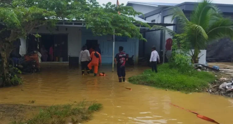 pembersihan-personel-bpbd-nunukan-membantu-evakuasi-barang-dan-pembersihan-sisa-sisa-material-yang-terbawa-akibat-banjir-yang-tinggi-di-sejumlah-rumah-warga-TUCCF