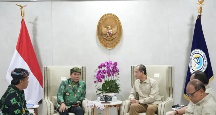 pendidikan-gubernur-kaltara-beserta-jajaran-saat-menemui-menteri-transmigrasi-foto-dkisp-kaltara-7Rpme
