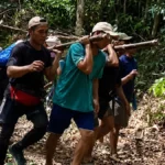 solidaritas-warga-wayagung-krayan-timur-bekerjasama-silih-berganti-menandu-warga-yang-sakit-ke-rumahnya-BOT64