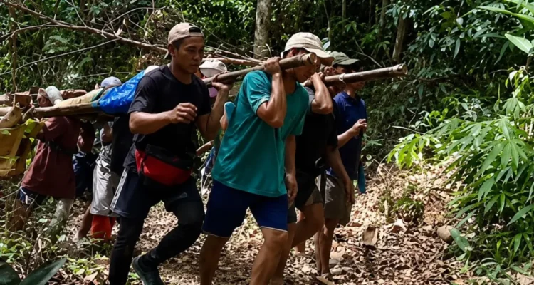solidaritas-warga-wayagung-krayan-timur-bekerjasama-silih-berganti-menandu-warga-yang-sakit-ke-rumahnya-BOT64