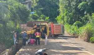 terbalik-truk-pengangkut-ekskavator-terbalik-dan-menutupi-ruas-jalan-antara-kecamatan-bqNu0