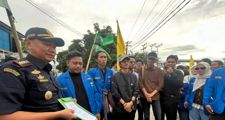 terima-kepala-bea-cukai-tarakan-wahyu-budi-utomo-menerima-secara-tertulis-terkait-dengan-beberapa-tuntutan-mahasiswa-eliazarradar-tarakan-cOnYH
