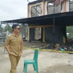 BERI BANTUAN Bupati Ibrahim Ali meninjau lokasi kebakaran di Jalan Jenderal SudirmanSelasa pagi