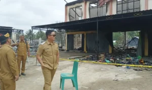BERI BANTUAN Bupati Ibrahim Ali meninjau lokasi kebakaran di Jalan Jenderal SudirmanSelasa pagi