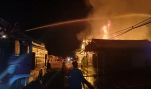 BERJIBAPetugas Damkar Tana Tidung berjibaku memadamkan kobaran api yang melanda kawasan Tideng Pale Timur hingga dini hari