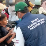 CEGAH ISPA Karang Taruna Tarakan membagikan masker kepada pengendara di Simpang Empat Kota Tarakan