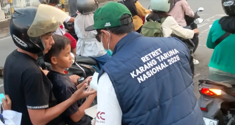CEGAH ISPA Karang Taruna Tarakan membagikan masker kepada pengendara di Simpang Empat Kota Tarakan
