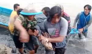 DITEMUKAN Jenazah korban ketika dievakuasi dari dalam tambak usai diterkam buaya
