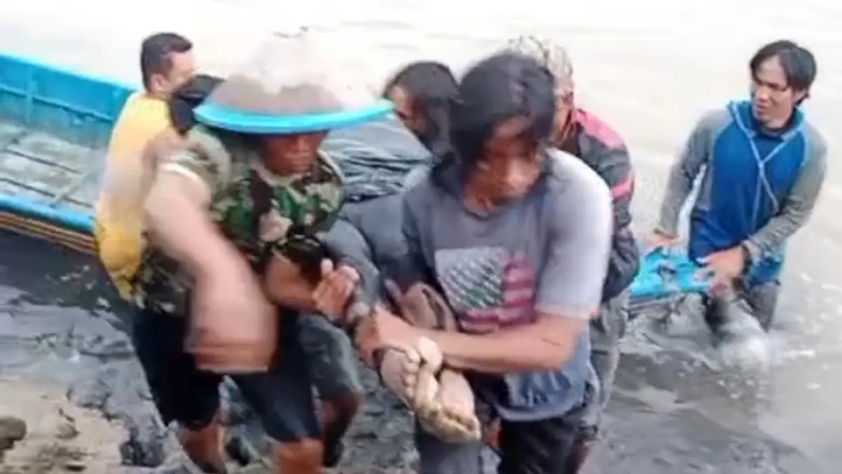 DITEMUKAN Jenazah korban ketika dievakuasi dari dalam tambak usai diterkam buaya