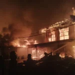 Damkar berjibaku melakukan pemadaman api di Jalan Jenderal Sudirman