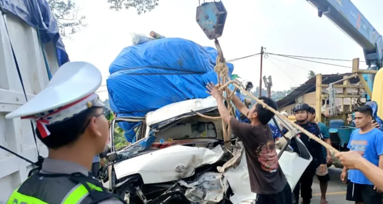 EVAKUASI KENDARAAN Petugas kepolisian bersama warga mengevakuasi Daihatsu Gran Max Pick Up yang ringsek setelah menabrak bagian belakang truk di Jalan Poros Bulu