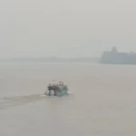 KABUT ASAP Speedboat berlayar di tengah kabut asap di wilayah Tanjung Selor