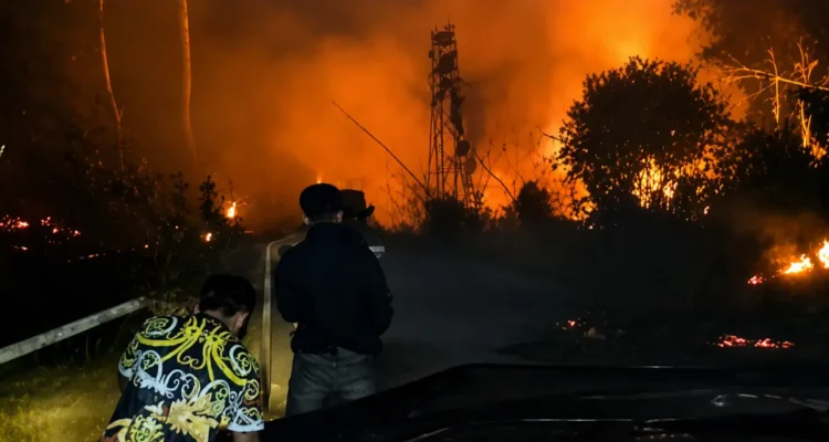 KARHUTLA Petugas berjibaku memadamkam api yang membakar lahan di Sesayap Hilir, Senin malam