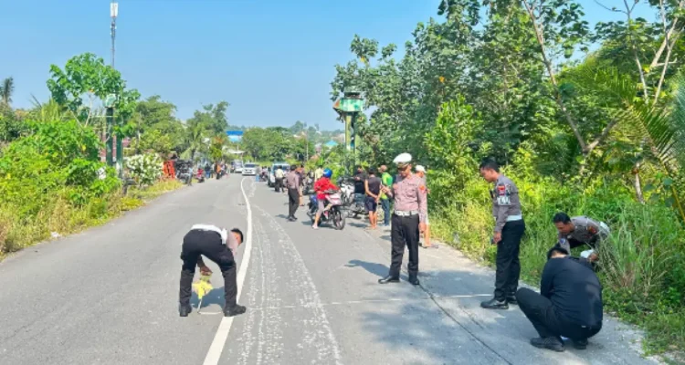 OLAH TKP Petugas Satlantas Polres Tarakan melakukan olah TKP di lokasi kecelakaan maut yang terjadi di Jalan Gunung Selatankawasan Gapura Taman Kota Tarakan Senin SATLANTAS POLRES TARAKAN
