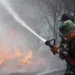 PADAMKAN KARHUTLA Personel berjibaku memadamkan karhutla yang terjadi di wilayah Bulungan