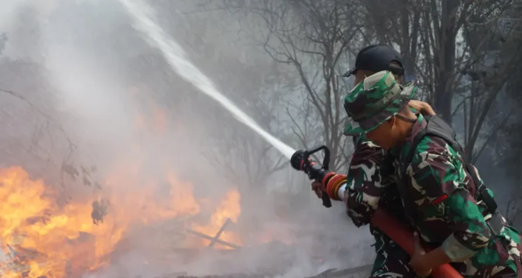 PADAMKAN KARHUTLA Personel berjibaku memadamkan karhutla yang terjadi di wilayah Bulungan