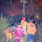 PEMADAMAN Personel gabungan dari BPBD Nunukan