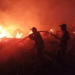PEMADAMAN Upaya pemadaman di salah satu lokasi Karhutla di Kaltara