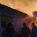 PEMADAMTim gabungan berjibaku melakukan pemadaman
