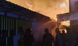 PEMADAMTim gabungan berjibaku melakukan pemadaman