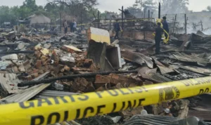 PENGAMANANPolres Tana Tidung memasang police line di lokasi kebakaran