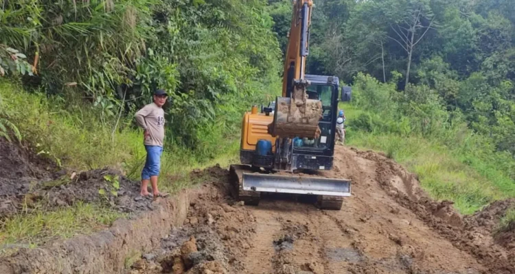 PERBAIKAN Perbaikan ruas jalan antar kecamatan di dataran tinggi Krayan