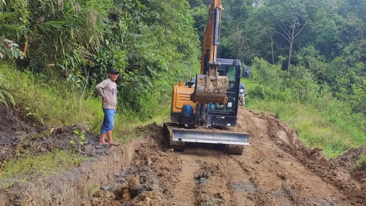 PERBAIKAN Perbaikan ruas jalan antar kecamatan di dataran tinggi Krayan