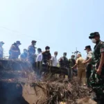 TERDAMPAK Kondisi jalan yang rusak akibat dampak batu bara yang terbakar akibat karhutla