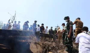 TERDAMPAK Kondisi jalan yang rusak akibat dampak batu bara yang terbakar akibat karhutla