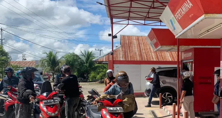 bbm-suasana-antrean-disalah-satu-pertashop-di-malinau-kota-foto-diparadar-tarakan-CiOlK